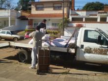 LOS CAZATAPITAS DEL MERCOSUR - llevando las bolsas al camión